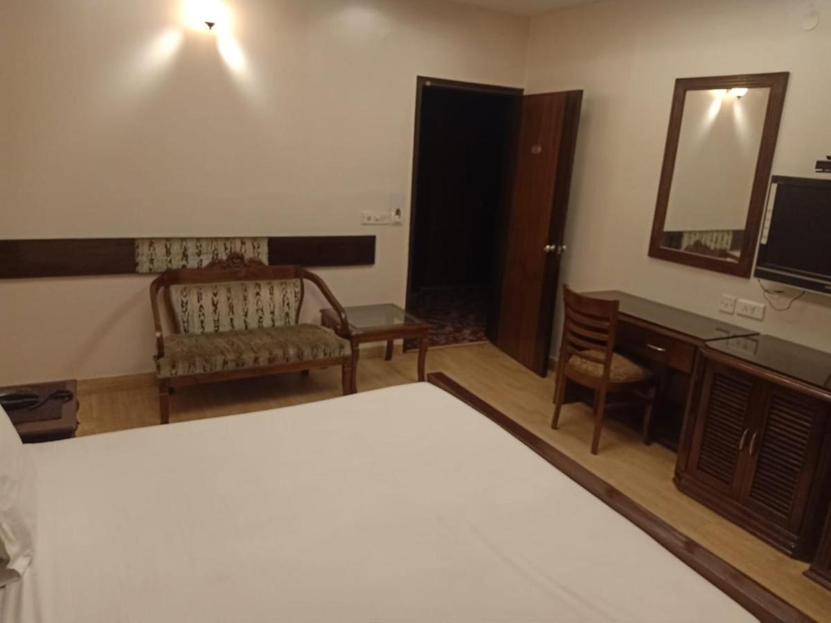 Hotel Clark Heights Nueva Delhi Exterior foto